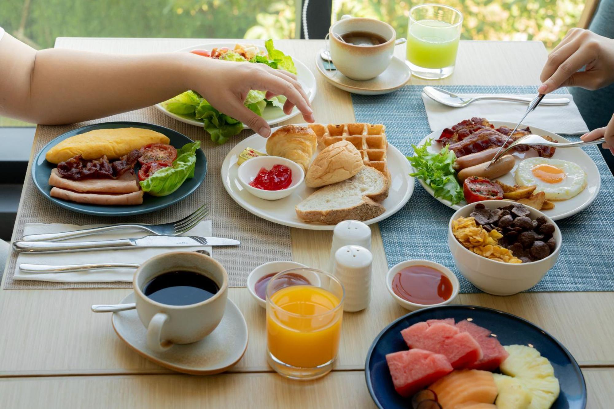 Somerset 파타야 외부 사진 A typical American breakfast