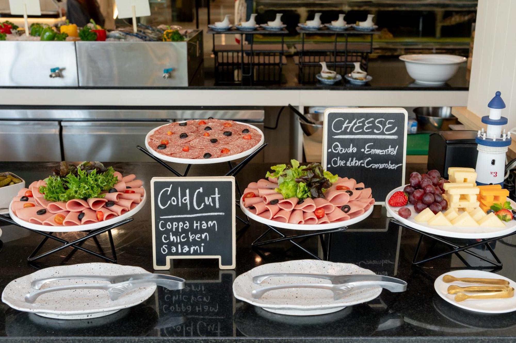 Somerset 파타야 외부 사진 A buffet with cold cuts and cheese