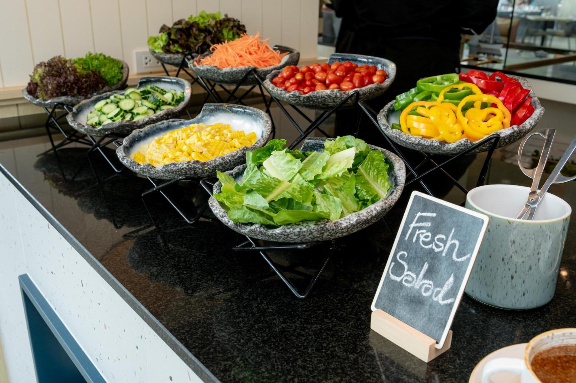Somerset 파타야 외부 사진 A salad bar