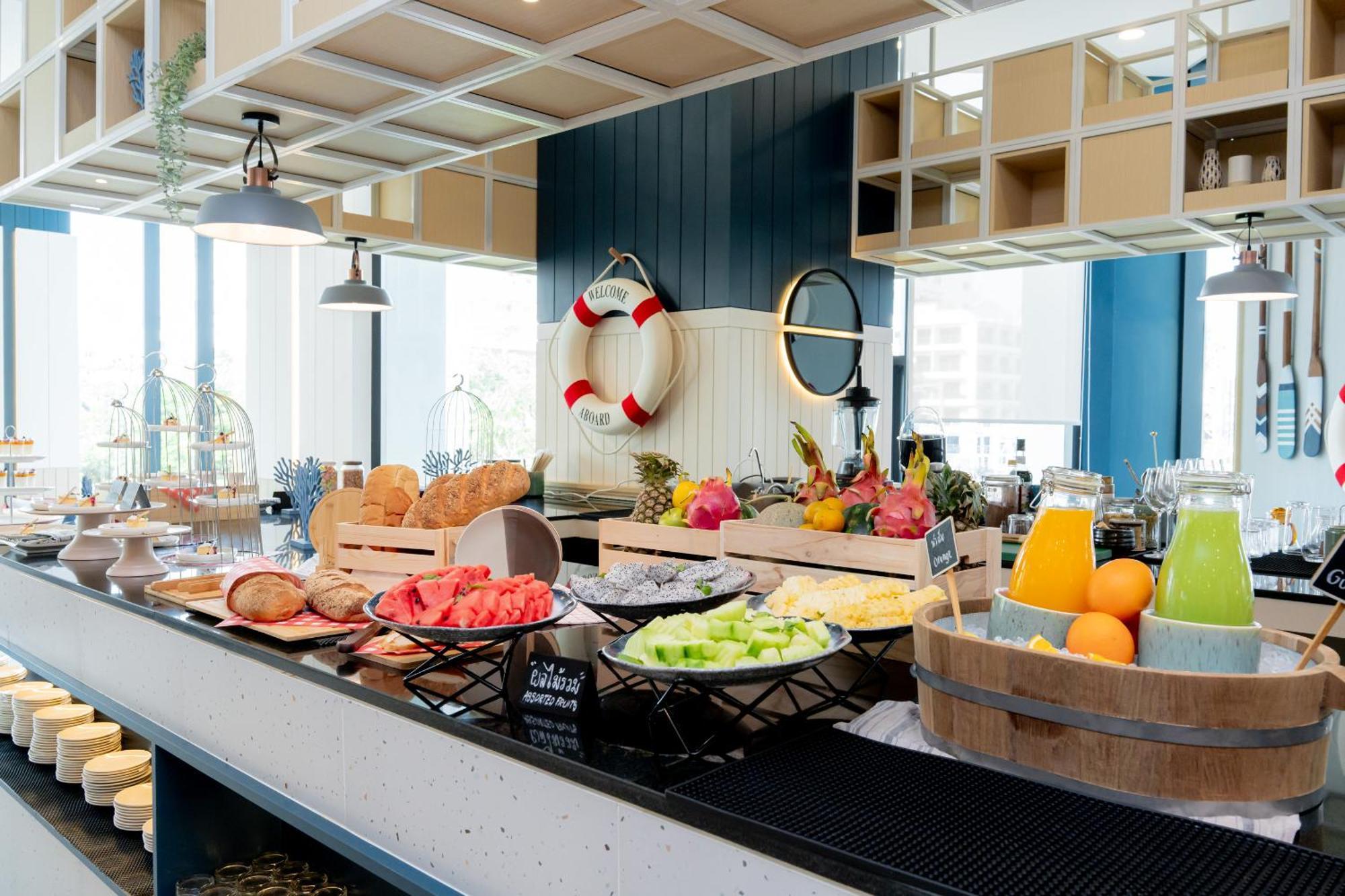 Somerset 파타야 외부 사진 A buffet at a hotel