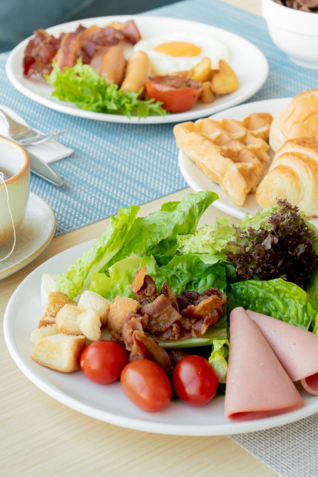 Somerset 파타야 외부 사진 A salad with bacon