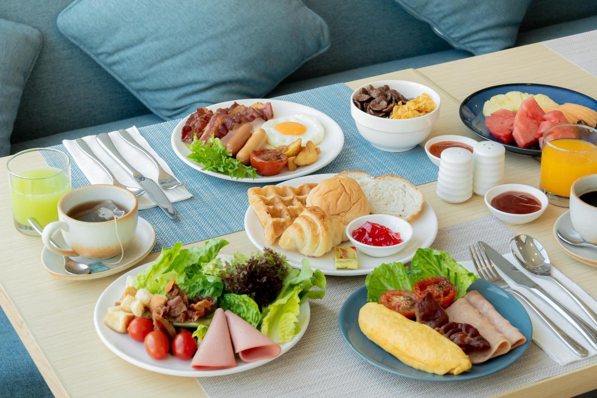 Somerset 파타야 외부 사진 A typical Western breakfast