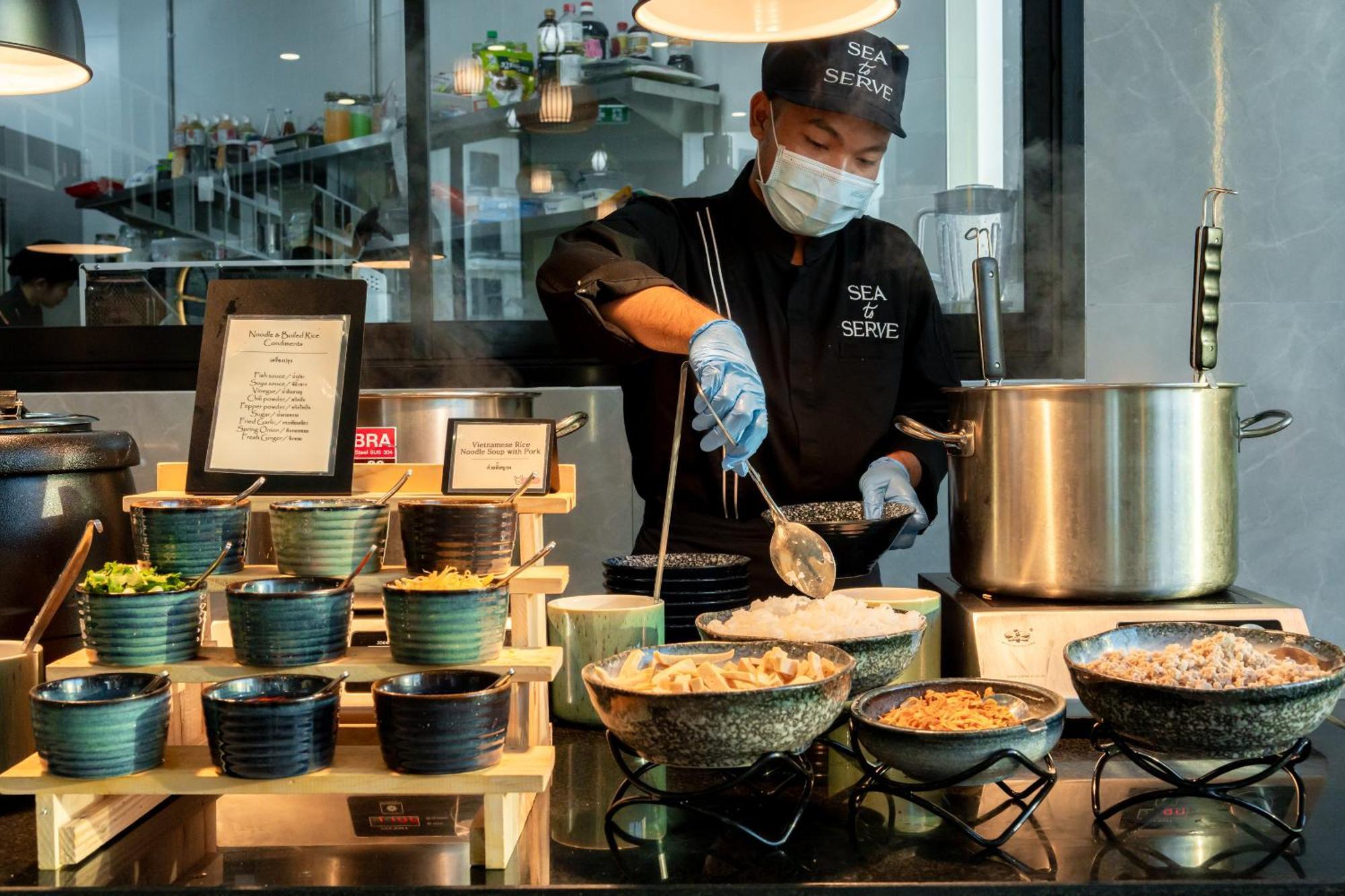 Somerset 파타야 외부 사진 A live kitchen at a hotel